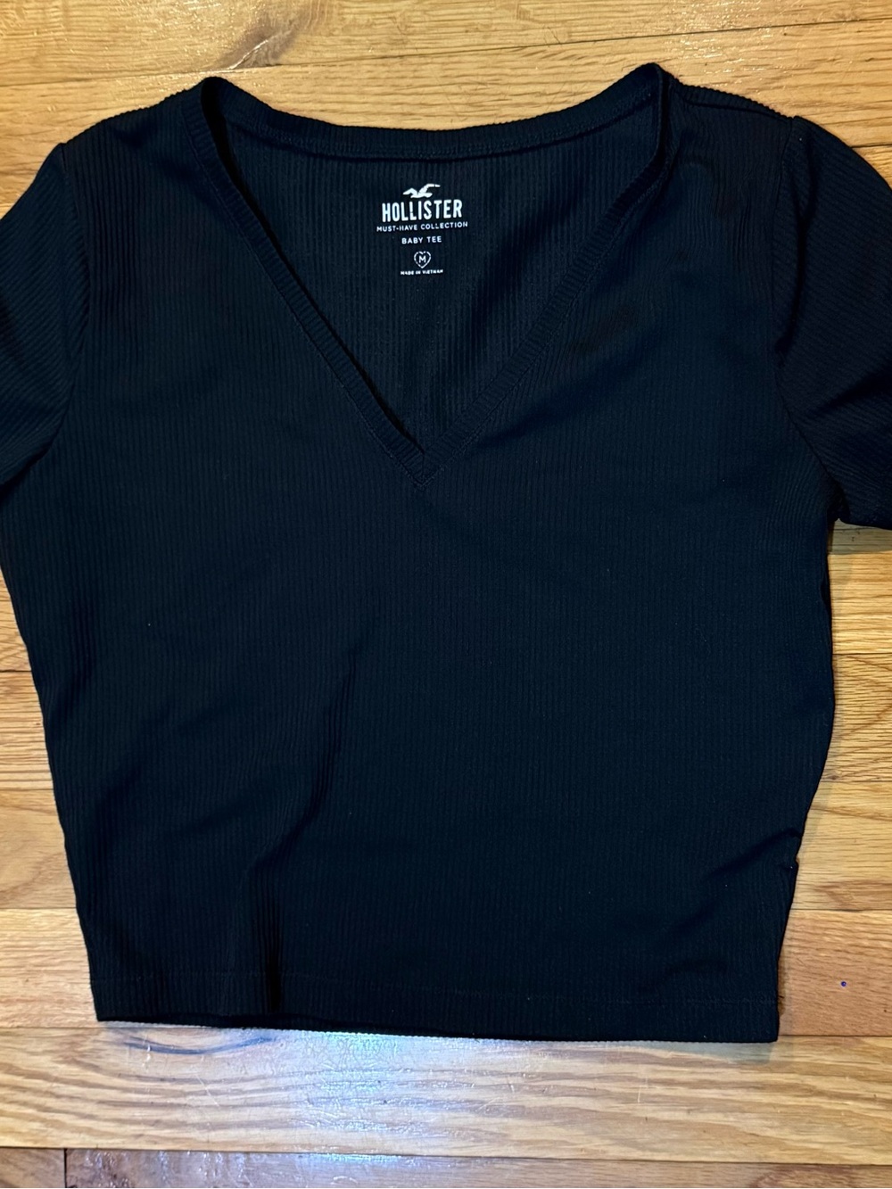 Hollister Ribbed V-Neck Baby Tee - Black Size